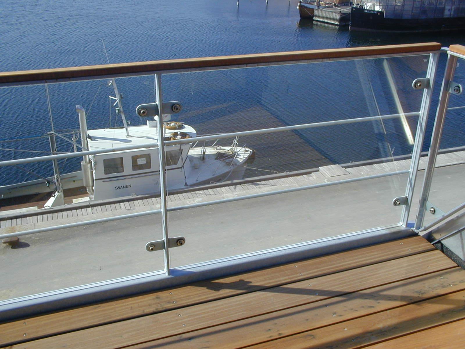 Glasaltan med smuk udsigt over hvid båd og havn